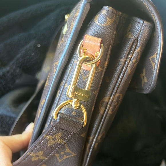 Louis Vuitton Brown and Gold Crossbody Bag
OPEN TO REASONABLE OFFERS 🥳🤩 - Picture 3 of 16